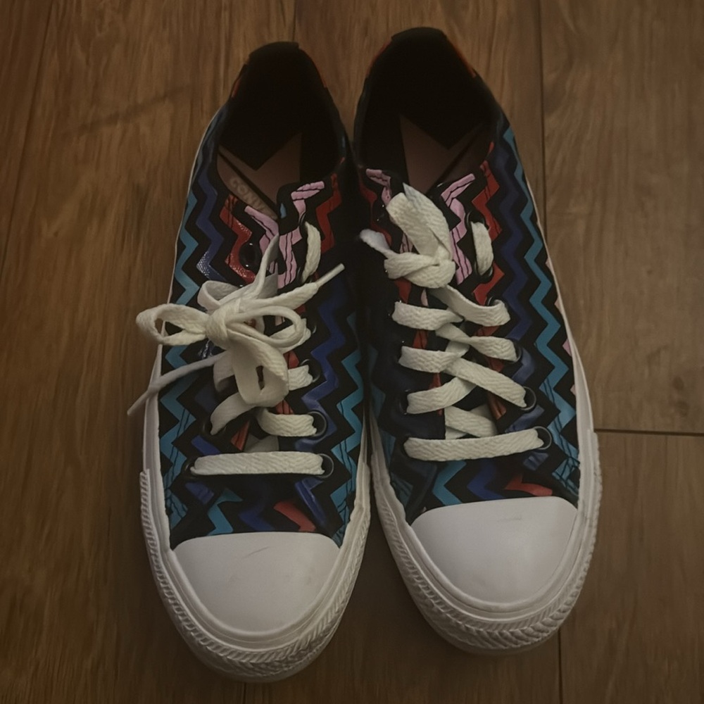 Converse. Size 7. - Picture 2 of 3